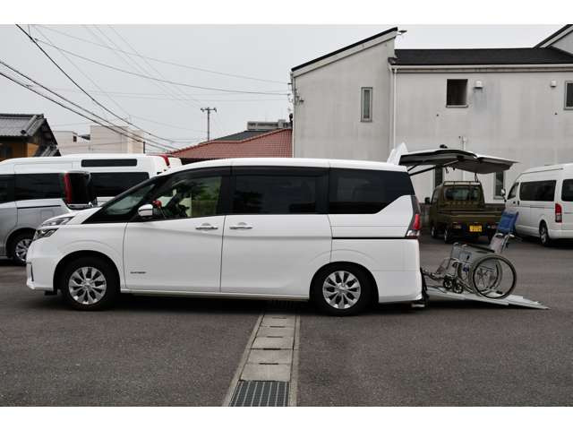 セレナ2.0 X チェアキャブ スロープタイプ 車いす2名仕様