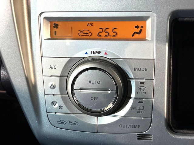 【オートエアコン】一度お好みの温度に設定すれば、車内の温度を検知し風量や温度を自動で調整。暑い&hellip;寒い&hellip;と何度もスイッチ操作をする必要はありません。快適な車内空間には必須の機能ですね♪