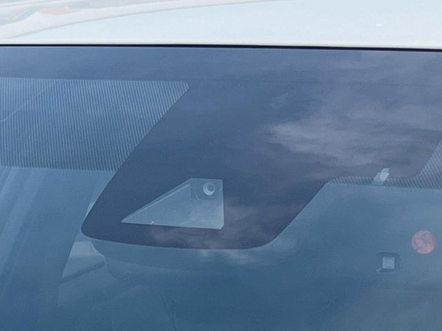 【プリクラッシュセーフティ】前方の車両等を検知し、衝突しそうな時は警報で注意を促し、ブレーキを踏む力をサポート。ブレーキを踏めなかった場合は衝突被害軽減ブレーキが作動、衝突回避をサポートします。