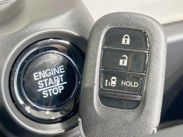 �yHonda�X�}�[�g�L�[�z�J�o����|�P�b�g�ɓ��ꂽ�܂܂ł��h�A�̎{���E�������\�ȃX�}�[�g�L�[�𑕔��B�G���W���̃I���E�I�t�����J�M�����o���K�v����������Ƃ��Ă��֗��ł���