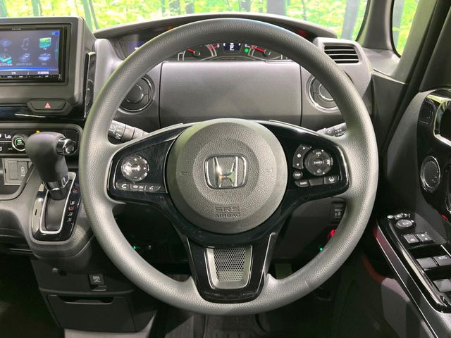 �C���e���A�ɍ��킹���f�U�C���̃X�e�A�����O�́A�^�]�������̂��Ƃ��l���A�^�]���₷���`��A�傫���ł��B�����x�A���ۂɐG���Ă��m���߂��������B