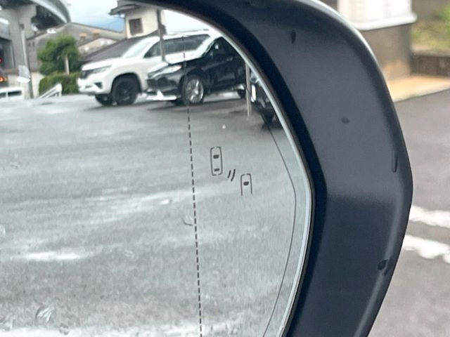 【ブラインドスポットモニター】走行中、ドアミラーの死角になりやすい箇所に後続車が接近するとサイドミラーのレンズに警告を表示!ドライバーに注意喚起をしてくれます。