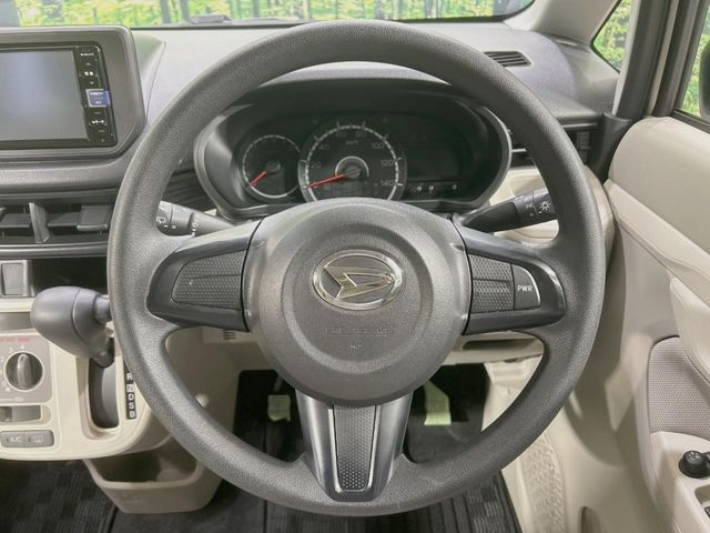 �C���e���A�ɍ��킹���f�U�C���̃X�e�A�����O�́A�^�]�������̂��Ƃ��l���A�^�]���₷���`��A�傫���ł��B�����x�A���ۂɐG���Ă��m���߂��������B