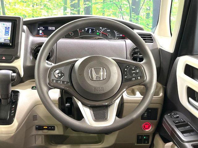 �C���e���A�ɍ��킹���f�U�C���̃X�e�A�����O�́A�^�]�������̂��Ƃ��l���A�^�]���₷���`��A�傫���ł��B�����x�A���ۂɐG���Ă��m���߂��������B
