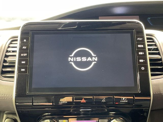 【メーカー純正ナビ】インテリアに溶け込むスタイリッシュな「専用設計」メーカーナビを装備♪視認性や操作性など基本性能にも優れ、より上質なカーライフをお楽しみいただけます。