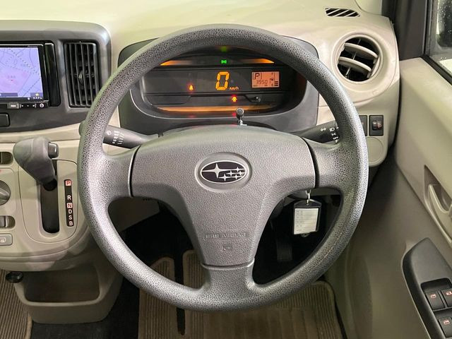 �C���e���A�ɍ��킹���f�U�C���̃X�e�A�����O�́A�^�]�������̂��Ƃ��l���A�^�]���₷���`��A�傫���ł��B�����x�A���ۂɐG���Ă��m���߂��������B