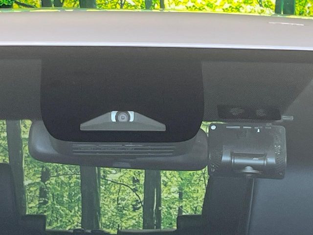 【トヨタセーフティセンス】走行中に前方の車両等を認識し、衝突しそうな時は警報とブレーキで衝突回避と被害軽減をアシスト。より安全にドライブをお楽しみいただけます。