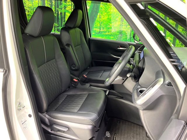 運転席シート廻りは使用感も少なく、良好な状態となっています。丁寧に使われていたことがよくわかりますね。