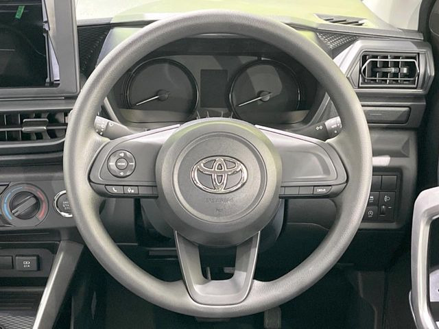 �C���e���A�ɍ��킹���f�U�C���̃X�e�A�����O�́A�^�]�������̂��Ƃ��l���A�^�]���₷���`��A�傫���ł��B�����x�A���ۂɐG���Ă��m���߂��������B
