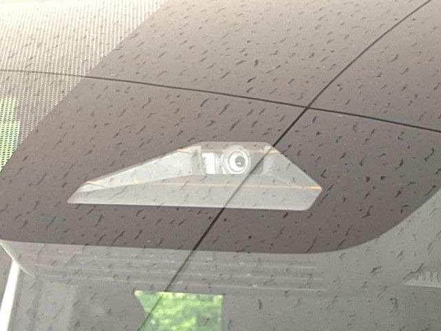 【トヨタセーフティセンス】走行中に前方の車両等を認識し、衝突しそうな時は警報とブレーキで衝突回避と被害軽減をアシスト。より安全にドライブをお楽しみいただけます。