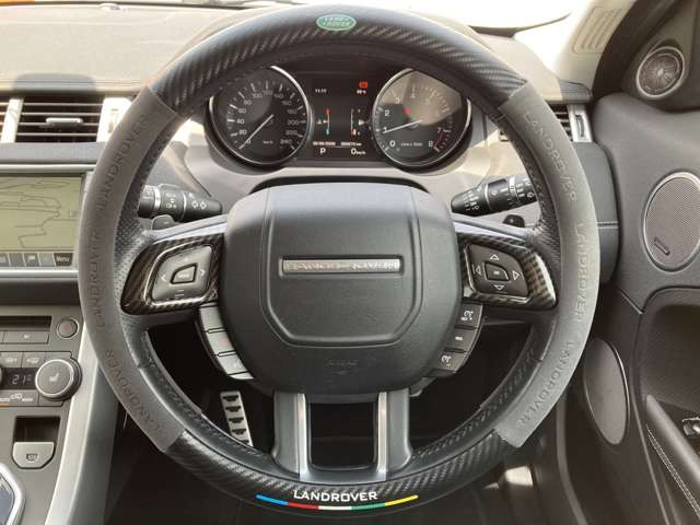 �C���e���A�ɍ��킹���f�U�C���̃X�e�A�����O�́A����₷���^�]���₷���`��A�傫���ł��B�����x�A���ۂɐG���Ă��m���߂���������
