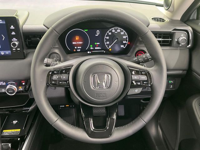 �C���e���A�ɍ��킹���f�U�C���̃X�e�A�����O�́A�^�]�������̂��Ƃ��l���A�^�]���₷���`��A�傫���ł��B�����x�A���ۂɐG���Ă��m���߂��������B