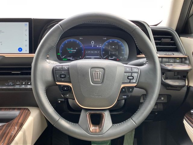 �C���e���A�ɍ��킹���f�U�C���̃X�e�A�����O�́A�^�]�������̂��Ƃ��l���A�^�]���₷���`��A�傫���ł��B�����x�A���ۂɐG���Ă��m���߂��������B