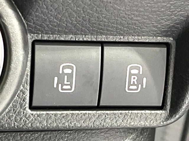 【両側パワースライドドア】スマートキーや運転席のスイッチで後席両側スライドドアの開閉が可能♪電動だから力を入れてドアを開ける必要が無く、小さなお子様でも簡単に開け閉めでき快適です♪