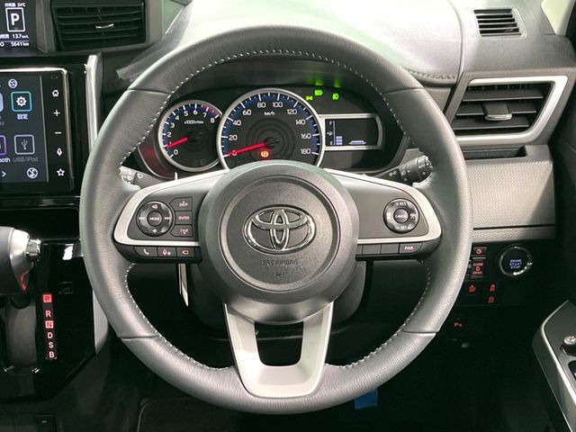 �C���e���A�ɍ��킹���f�U�C���̃X�e�A�����O�́A�^�]�������̂��Ƃ��l���A�^�]���₷���`��A�傫���ł��B�����x�A���ۂɐG���Ă��m���߂��������B