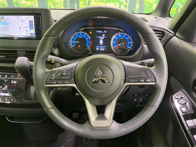 �C���e���A�ɍ��킹���f�U�C���̃X�e�A�����O�́A�^�]�������̂��Ƃ��l���A�^�]���₷���`��A�傫���ł��B�����x�A���ۂɐG���Ă��m���߂��������B