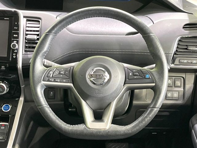 �C���e���A�ɍ��킹���f�U�C���̃X�e�A�����O�́A�^�]�������̂��Ƃ��l���A�^�]���₷���`��A�傫���ł��B�����x�A���ۂɐG���Ă��m���߂��������B
