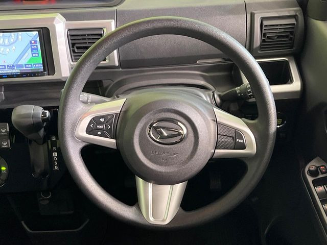 �C���e���A�ɍ��킹���f�U�C���̃X�e�A�����O�́A�^�]�������̂��Ƃ��l���A�^�]���₷���`��A�傫���ł��B�����x�A���ۂɐG���Ă��m���߂��������B