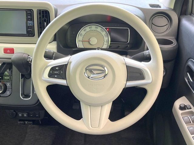 �C���e���A�ɍ��킹���f�U�C���̃X�e�A�����O�́A�^�]�������̂��Ƃ��l���A�^�]���₷���`��A�傫���ł��B�����x�A���ۂɐG���Ă��m���߂��������B