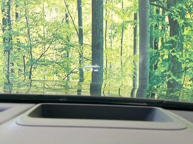 【カラーヘッドアップディスプレイ】現在の速度や走行情報をデジタル表示で運転席前方のガラスに投影!カラー付きで視認性も高く、運転中目線をずらさず必要な情報を確認できるのでとっても便利で安心!