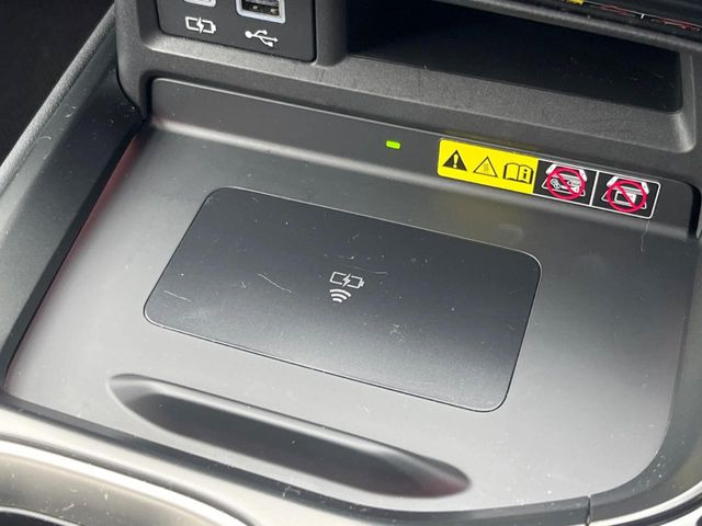 【ワイヤレス充電】車両への搭乗中に役に立つワイヤレス充電器を装備♪ケータイやタブレット、ゲーム機器の充電にも♪