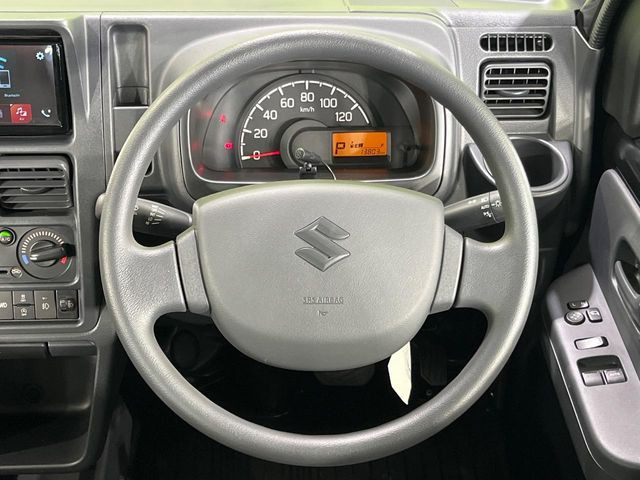 �C���e���A�ɍ��킹���f�U�C���̃X�e�A�����O�́A�^�]�������̂��Ƃ��l���A�^�]���₷���`��A�傫���ł��B�����x�A���ۂɐG���Ă��m���߂��������B