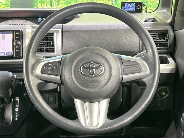 �C���e���A�ɍ��킹���f�U�C���̃X�e�A�����O�́A�^�]�������̂��Ƃ��l���A�^�]���₷���`��A�傫���ł��B�����x�A���ۂɐG���Ă��m���߂��������B