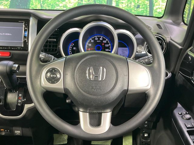 �C���e���A�ɍ��킹���f�U�C���̃X�e�A�����O�́A�^�]�������̂��Ƃ��l���A�^�]���₷���`��A�傫���ł��B�����x�A���ۂɐG���Ă��m���߂��������B