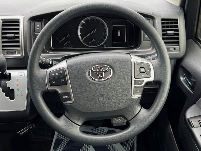 インテリアに合わせたデザインのステアリングは、運転される方のことも考え、運転しやすい形状、大きさです。是非一度、実際に触ってお確かめください。