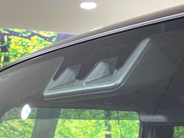 【スマートアシスト】走行中に前方の車両等を認識し、衝突しそうな時は警報とブレーキで衝突回避と被害軽減をアシスト。より安全にドライブをお楽しみいただけます。