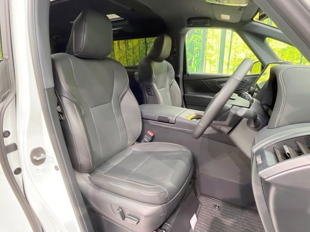 運転席まわりには十分なスペースがあり、大柄な方でもゆったり運転していただける環境です。