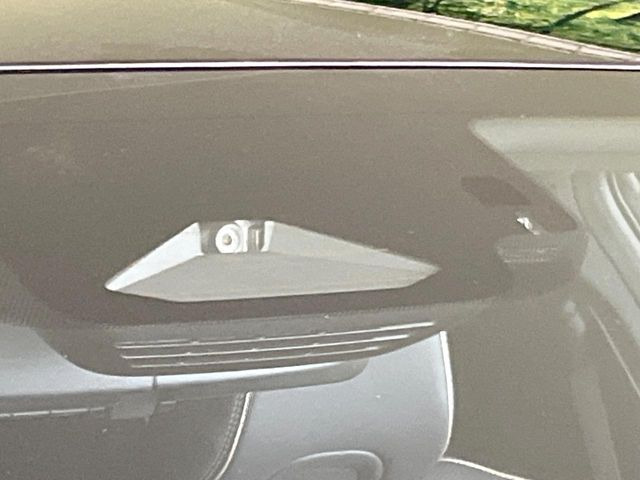 【トヨタセーフティセンス】走行中に前方の車両等を認識し、衝突しそうな時は警報とブレーキで衝突回避と被害軽減をアシスト。より安全にドライブをお楽しみいただけます。