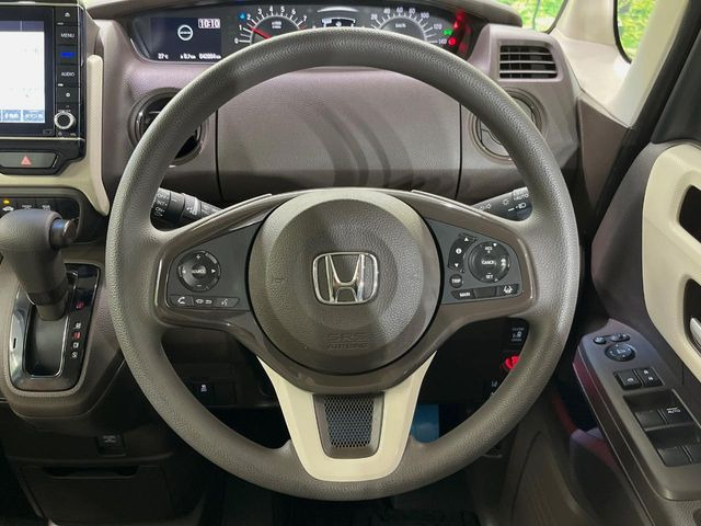 �C���e���A�ɍ��킹���f�U�C���̃X�e�A�����O�́A�^�]�������̂��Ƃ��l���A�^�]���₷���`��A�傫���ł��B�����x�A���ۂɐG���Ă��m���߂��������B