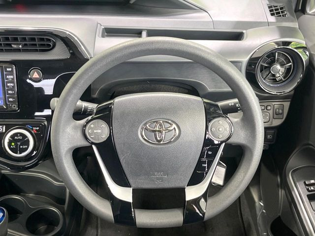 �C���e���A�ɍ��킹���f�U�C���̃X�e�A�����O�́A�^�]�������̂��Ƃ��l���A�^�]���₷���`��A�傫���ł��B�����x�A���ۂɐG���Ă��m���߂��������B