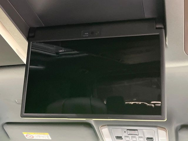 【フリップダウンモニター】大画面モニターで後席でもエンタメをお楽しみいただけます。小さなお子様にも大人気の装備です♪
