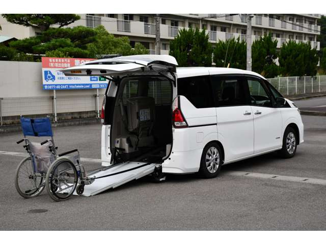 セレナ2.0 X チェアキャブ スロープタイプ 車いす2名仕様