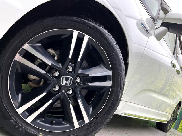 �y����17�C���`�A���~�z�C�[���z�O�ςɃ}�b�`���������A���~�z�C�[���𑕒����Ă���܂��B�e��ЊO�A���~�z�C�[����A�X�^�b�h���X�^�C�����戵�����Ă���܂��B���񂲑��k����������