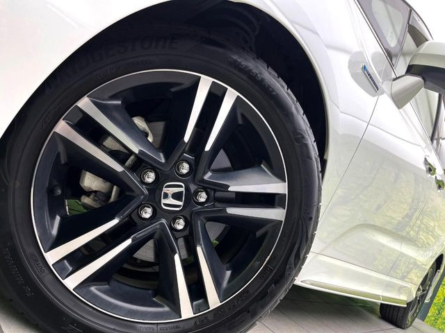 �y����17�C���`�A���~�z�C�[���z�O�ςɃ}�b�`���������A���~�z�C�[���𑕒����Ă���܂��B�e��ЊO�A���~�z�C�[����A�X�^�b�h���X�^�C�����戵�����Ă���܂��B���񂲑��k����������