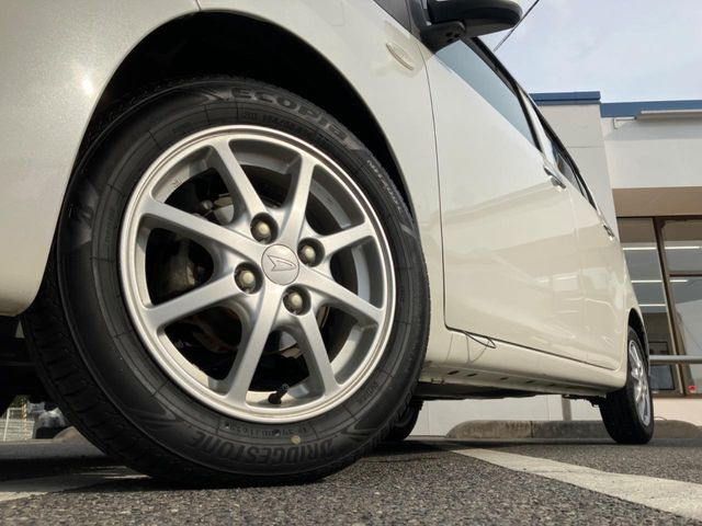�y14�C���`�A���~�z�C�[���z�O�ςɃ}�b�`�����A���~�z�C�[���𑕒����Ă���܂��B�e��A���~�z�C�[����A�X�^�b�h���X�^�C�����戵�����Ă���܂��B���񂲑��k����������