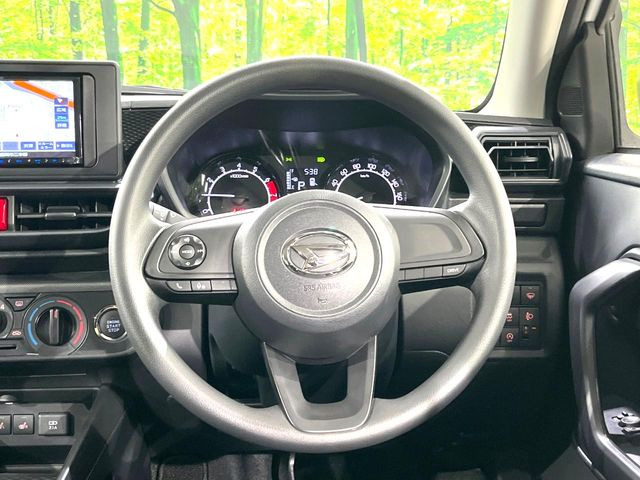 �C���e���A�ɍ��킹���f�U�C���̃X�e�A�����O�́A�^�]�������̂��Ƃ��l���A�^�]���₷���`��A�傫���ł��B�����x�A���ۂɐG���Ă��m���߂��������B