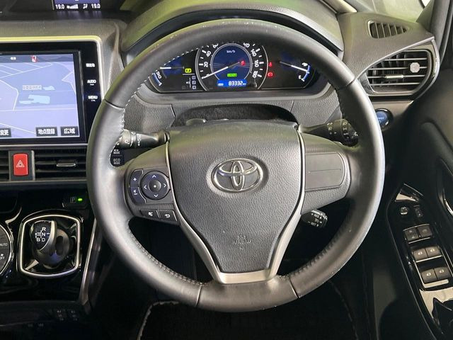 �C���e���A�ɍ��킹���f�U�C���̃X�e�A�����O�́A�^�]�������̂��Ƃ��l���A�^�]���₷���`��A�傫���ł��B�����x�A���ۂɐG���Ă��m���߂��������B