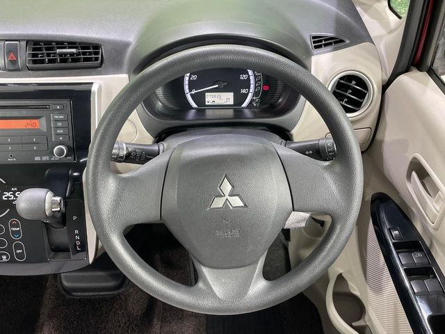 �C���e���A�ɍ��킹���f�U�C���̃X�e�A�����O�́A�^�]�������̂��Ƃ��l���A�^�]���₷���`��A�傫���ł��B�����x�A���ۂɐG���Ă��m���߂��������B