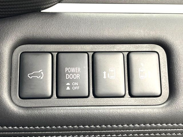 【両側パワースライドドア】スマートキーや運転席のスイッチで後席両側スライドドアの開閉が可能♪電動だから力を入れてドアを開ける必要が無く、小さなお子様でも簡単に開け閉めでき快適です♪