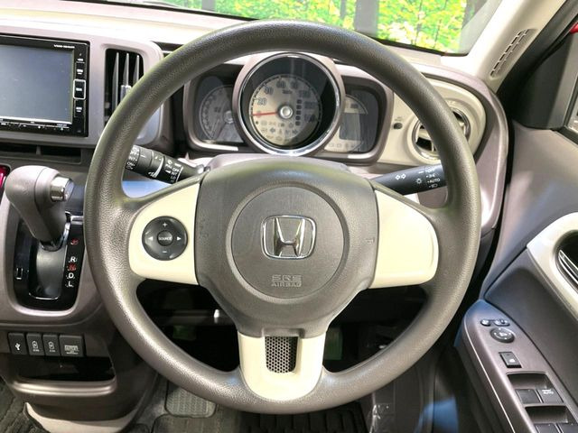 �C���e���A�ɍ��킹���f�U�C���̃X�e�A�����O�́A�^�]�������̂��Ƃ��l���A�^�]���₷���`��A�傫���ł��B�����x�A���ۂɐG���Ă��m���߂��������B