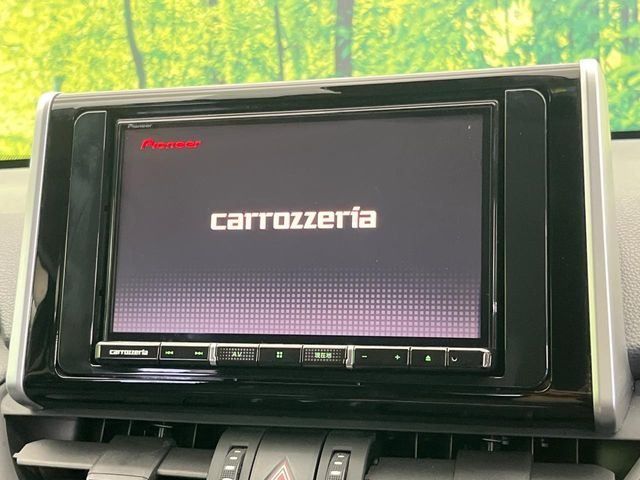【大画面ナビ】人気の大型8インチナビを装備。存在感のある大画面はインパクト大!ナビ利用時のマップ表示は見やすく、テレビやDVDは臨場感がアップ!いつものドライブがグッと楽しくなります♪