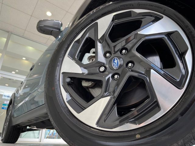 �y����18�C���`�A���~�z�C�[���z�O�ςɃ}�b�`���������A���~�z�C�[���𑕒����Ă���܂��B�e��ЊO�A���~�z�C�[����A�X�^�b�h���X�^�C�����戵�����Ă���܂��B���񂲑��k����������