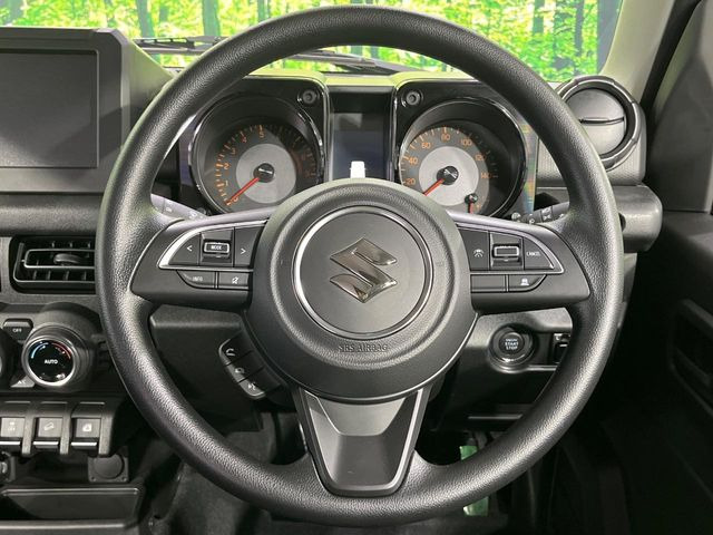 �C���e���A�ɍ��킹���f�U�C���̃X�e�A�����O�́A�^�]�������̂��Ƃ��l���A�^�]���₷���`��A�傫���ł��B�����x�A���ۂɐG���Ă��m���߂��������B