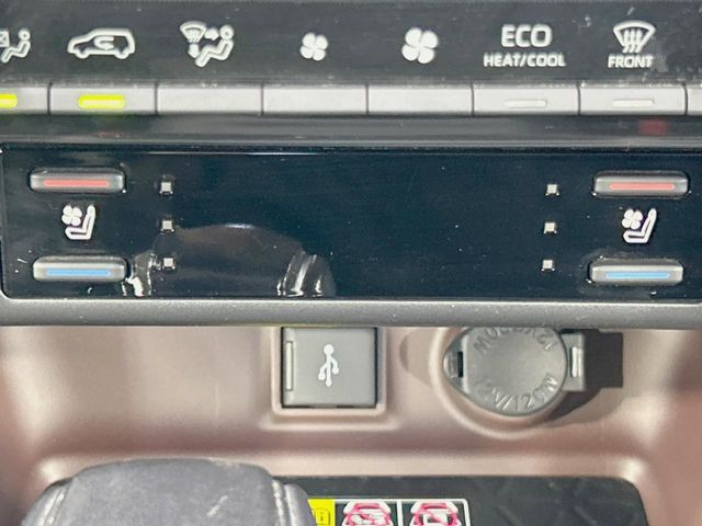 【シートヒーター&ベンチレーション】夏場は涼しい風でお尻や背中の熱やムレを防ぎ、冬はエアコンよりも早く温まってポカポカに!季節を問わず快適に過ごせます。