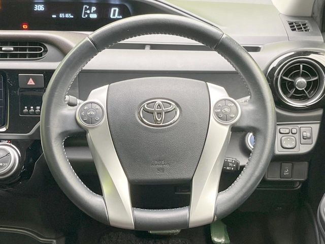 インテリアに合わせたデザインのステアリングは、運転される方のことも考え、運転しやすい形状、大きさです。是非一度、実際に触ってお確かめください。