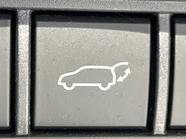 【パワーバックドア】スマートキーや運転席のボタンを押すだけでリアゲートが自動で開閉します!荷物を持っている時や、高い位置にあるバックドアを閉める際に便利な機能です♪